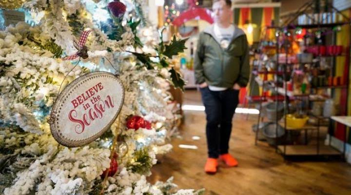 Record online deals give short U.S. Christmas shopping season a lift: report