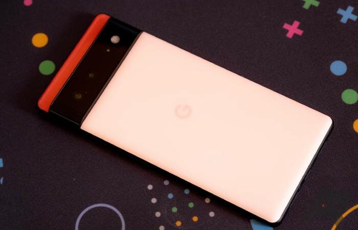 Google Pixel phones will get a handy quick wallpaper switcher in Android 12L