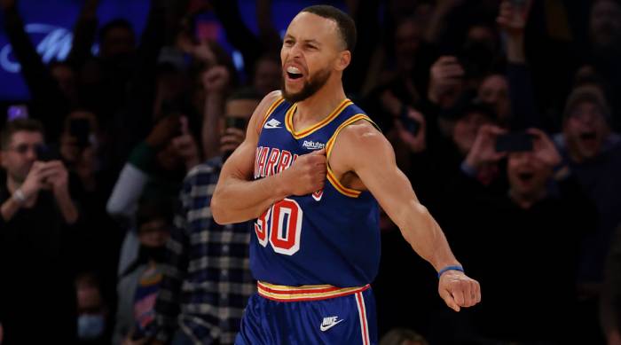 Warriors’ Steph Curry sets a new NBA 3-point record