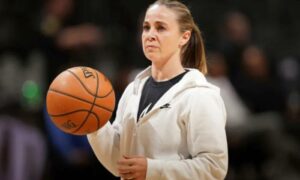 Becky Hammon wins her first game as a WNBA coach with the Las Vegas Aces