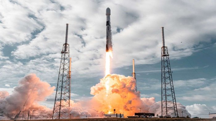 To compete with Elon Musk’s SpaceX, two European satellite companies have agreed to merge in a $3.4 billion deal