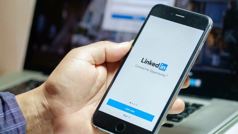 How To Use LinkedIn To Show Your Leadership Among Your Colleagues
