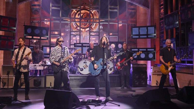 H.E.R. Performs “The Glass” with Foo Fighters on Saturday Night Live
