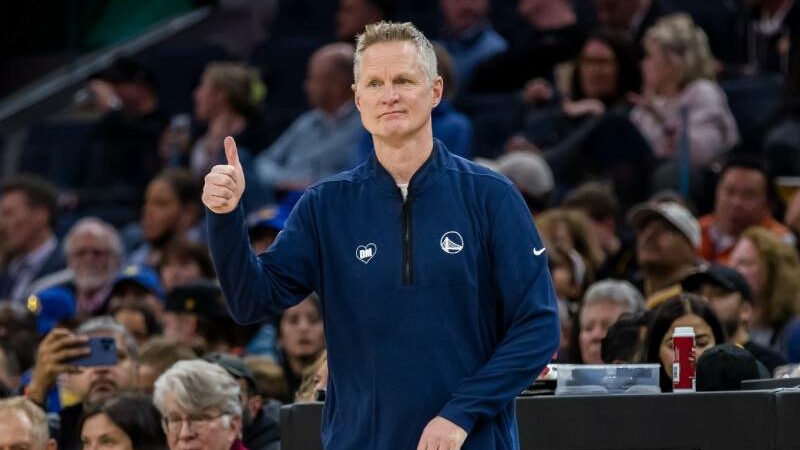 Steve Kerr signs a record-breaking contract extension with the Warriors